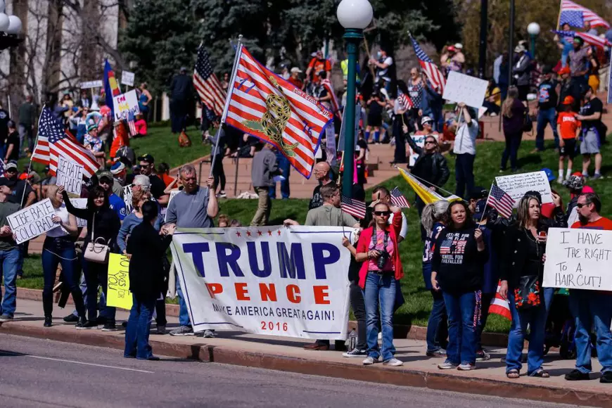 Ce s-a întâmplat când un medic a blocat manifestația anticarantină din Colorado. Povestea unei imagini-simbol din America lui Trump