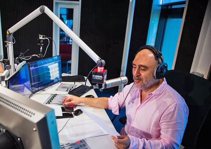 Despre partea plină a paharului, cu Răzvan Exarhu: avem nevoie de muzică și bune obiceiuri. „S-ar putea să mai dispară un pic din aroganța speciei”