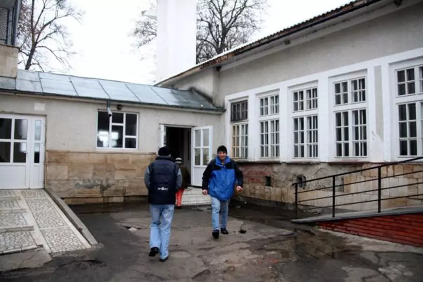 Haosul de la Centrul de Recuperare Neuropsihiatrică din Sasca, condus de nevasta primarului. 301 infectați și autoritățile își pasează răspunderea