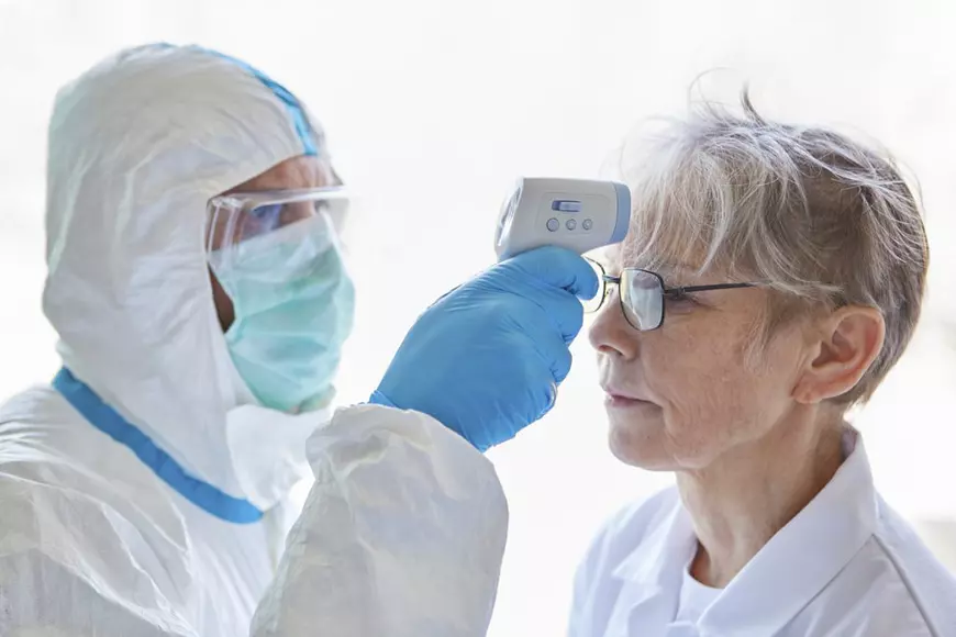Măştile de bumbac filtrează virusurile? Cât timp rezistă SARS-CoV-2 pe mănuşile chirurgicale? Răspunsurile medicilor de la Spitalul Militar