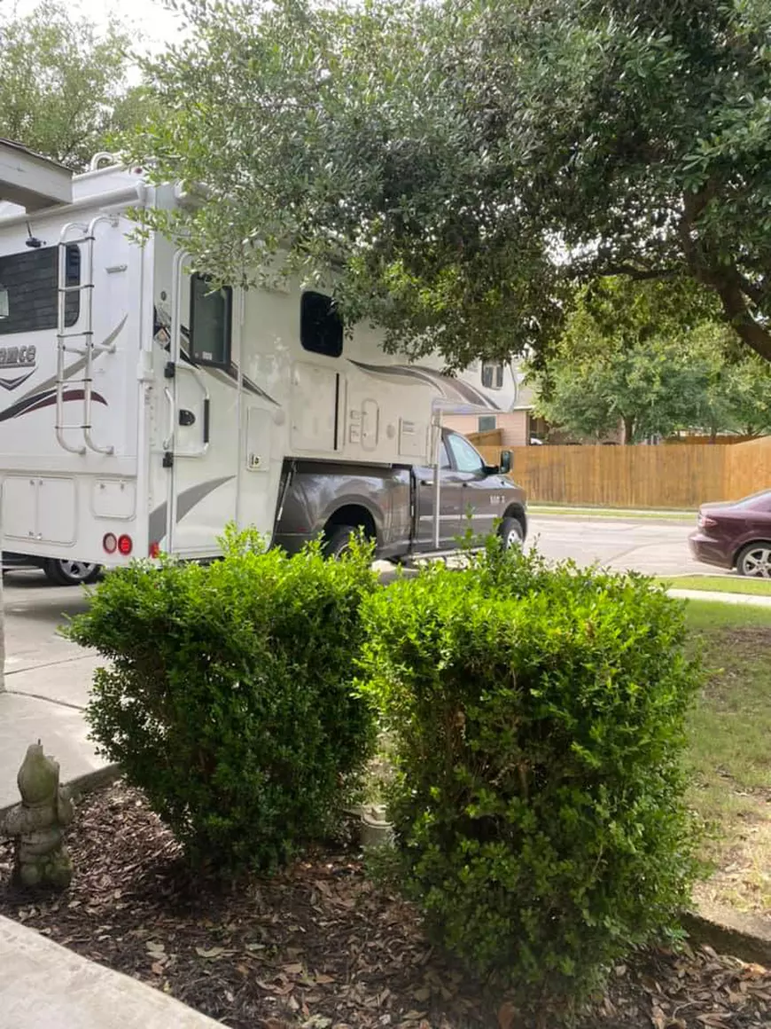 Oamenii din întreaga lume găsesc feluri noi de a fi împreună în izolare: ce văd pe fereastră cei care #stauacasă. România, vedetă peste noapte