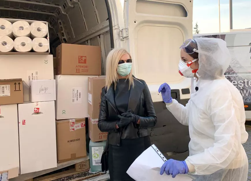 Izolate la domiciliu, vedetele prezintă ritualurile de înfrumusețare live pe internet. Andreea Marin, Ileana Badiu și Anca Serea spun cum își mențin imaginea acasă