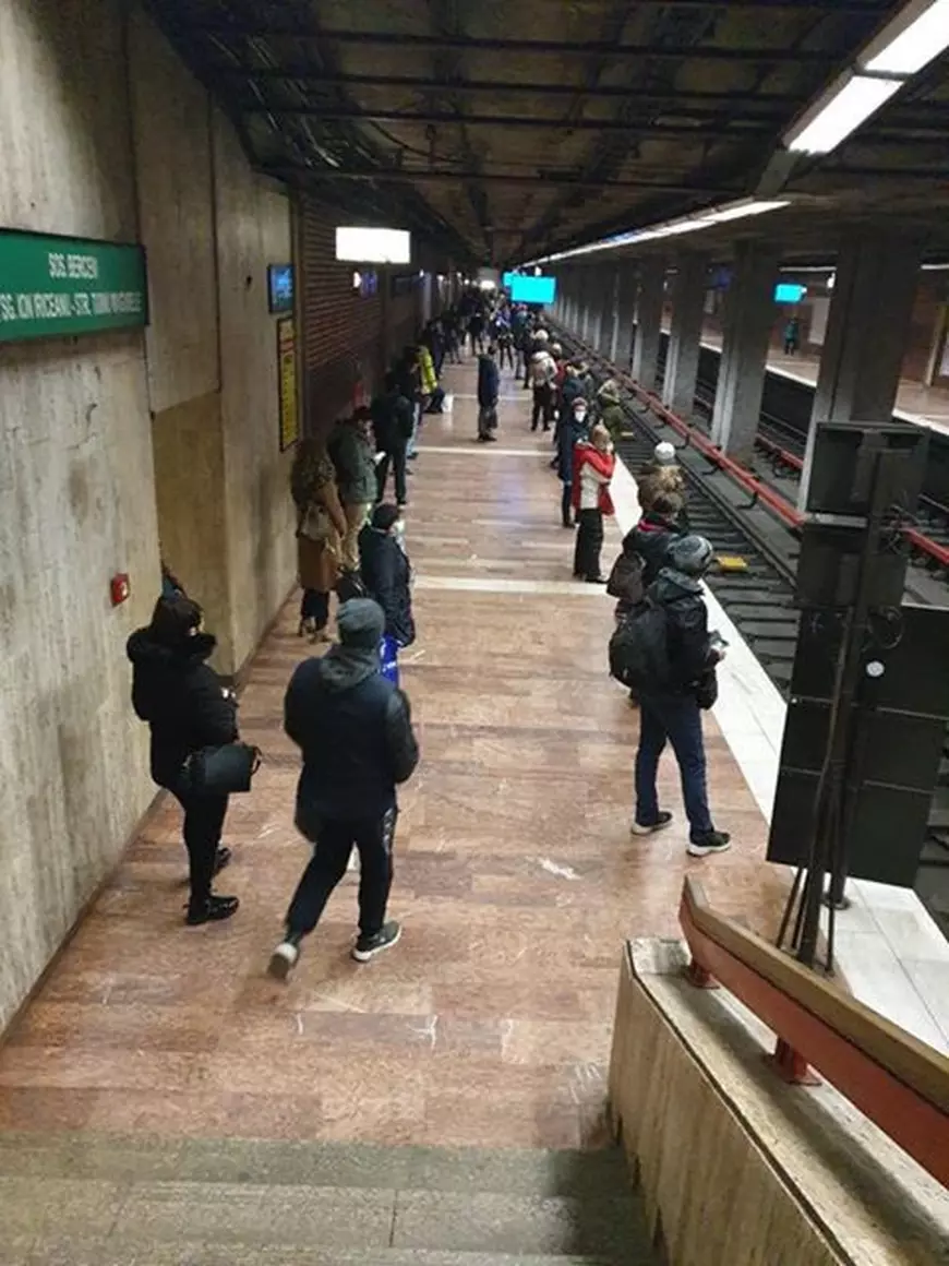 Imagine de la metrou: oamenii încearcă să păstreze distanța pe peron, însă nu reușesc din cauza timpului de așteptare. Cât de rar circulă metrourile acum