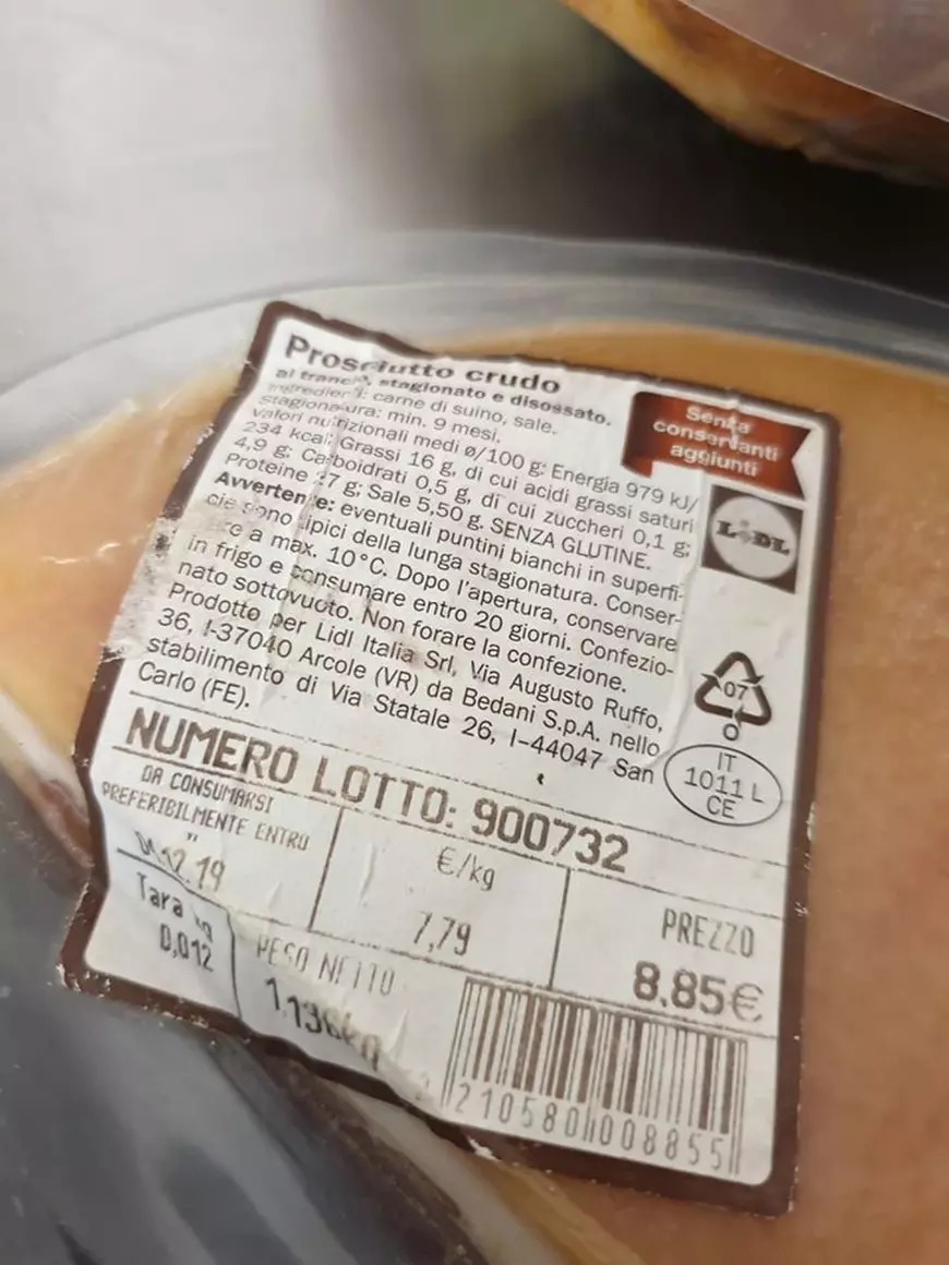 Mizerie și mâncare stricată pentru persoanele carantinate în Vâlcea. ANPC: amenzi de peste 77.000 de lei