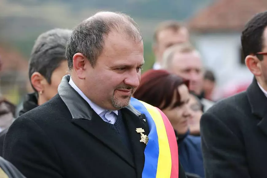 Podul peste Crișul Repede s-a prăbușit din cauza unui “accident tehnic”, dar primarul din Poieni spune că era un pericol public. “Vibra de-ți săreau plombele”