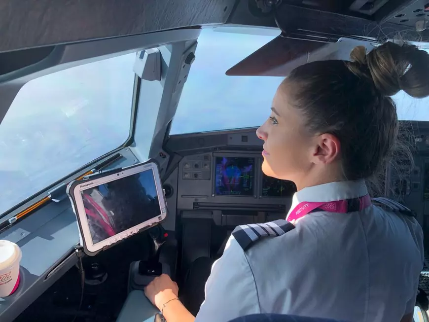 Viață de pilot departe de manșă. Mărturia unei tinere de 35 de ani, căpitan de aeronavă: “Abia aștept să umplem iar cerul cu avioanele noastre”