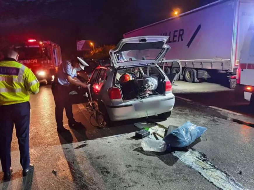 Accident teribil în Suceava. O persoană a rămas încarcerată în urma impactului puternic