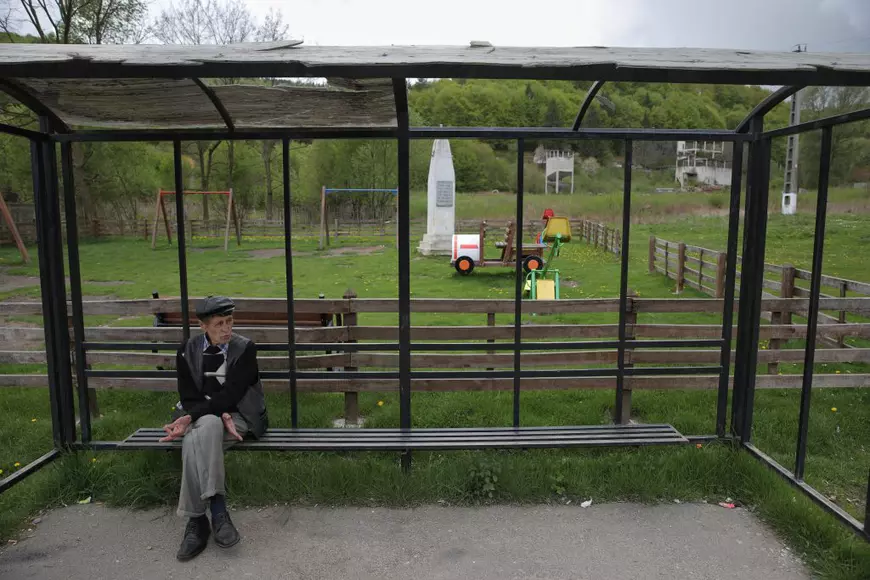 Ion Coțofană și stația de autobuz al cărei acoperiș a fost zburat de vânt