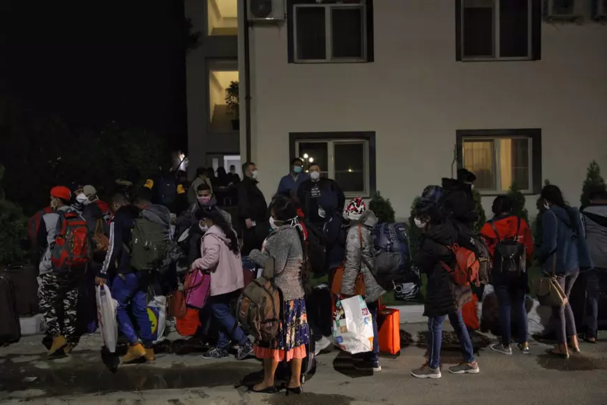 Motivele puerile pentru care autoritățile din Botoșani desconsiderau muncitorii srilankezi: “Știți ce au adus în termosul de ceai?!”