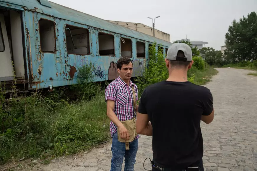 Viața în vagon. Cum luptă oamenii străzii din București pentru supraviețuire într-un tren tras pe linie moartă