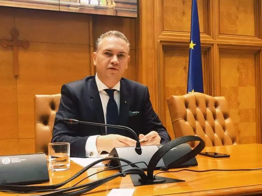 SURSE: Deputatul Ben Oni Ardelean, suspectat că ar fi făcut fotografia cu Orban şi miniştrii, petrecând la Palatul Victoria. Cine se mai afla în birou