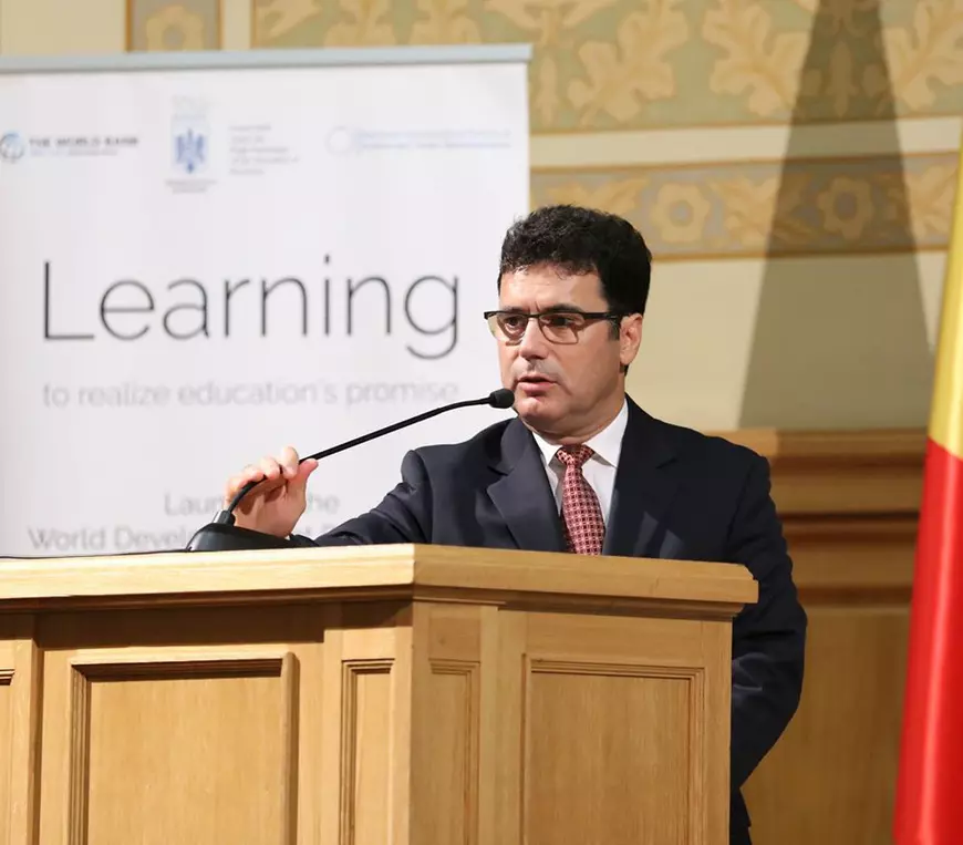 Monica Anisie, susținută de rectorul SNSPA: ”Un ministru care spune ”nu” solicitărilor venite pe canale neoficiale”