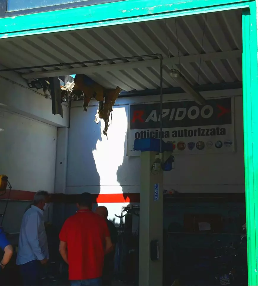 Un muncitor român se zbate între viață și moarte în Italia, după ce a căzut prin acoperișul unui atelier de tâmplărie