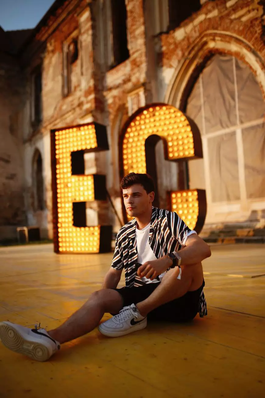 Virgil Godeanu, primul bucureștean născut prin fertilizarea în vitro. Tânărul este un blogger de modă de succes