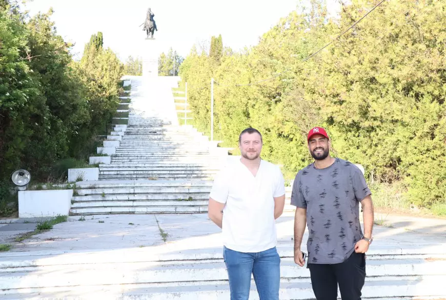 Handbalistul iranian Alireza Mousavi, fundașul lui Dinamo, și-a depus azi actele pentru a obține cetățenia: ”Vreau să fiu român pentru că vă iubesc!”