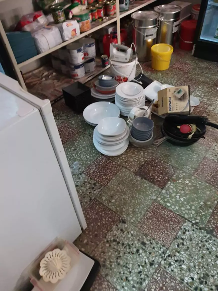 Mizerie și mâncare stricată pentru persoanele carantinate în Vâlcea. ANPC: amenzi de peste 77.000 de lei