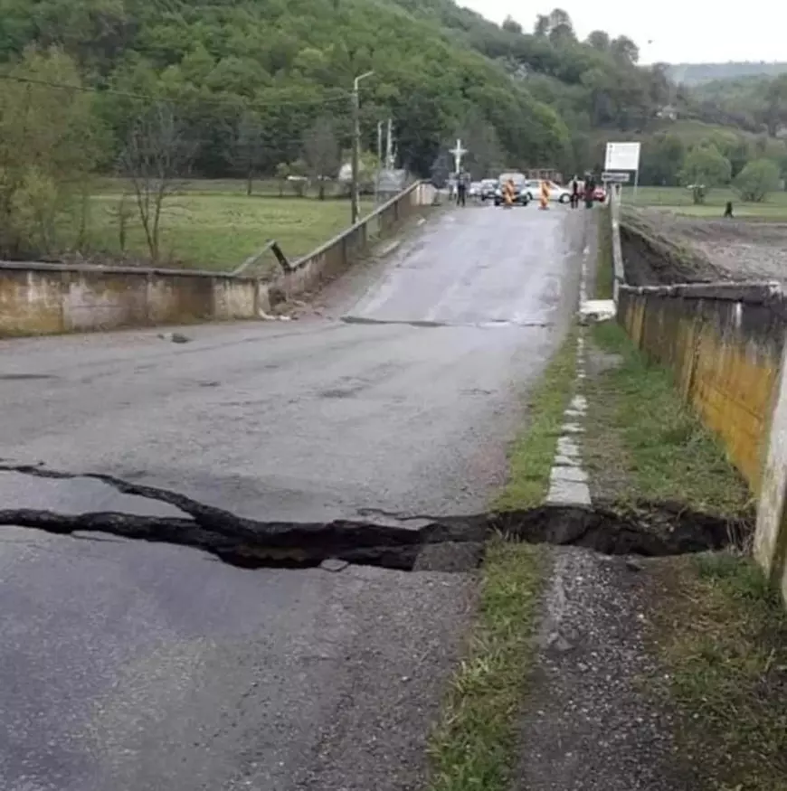 Podul peste Crișul Repede s-a prăbușit din cauza unui “accident tehnic”, dar primarul din Poieni spune că era un pericol public. “Vibra de-ți săreau plombele”