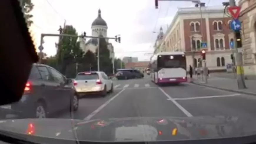 Doi jandarmi, răniți într-un accident în Cluj-Napoca. Mașina de intervenție a fost lovită într-o intersecție