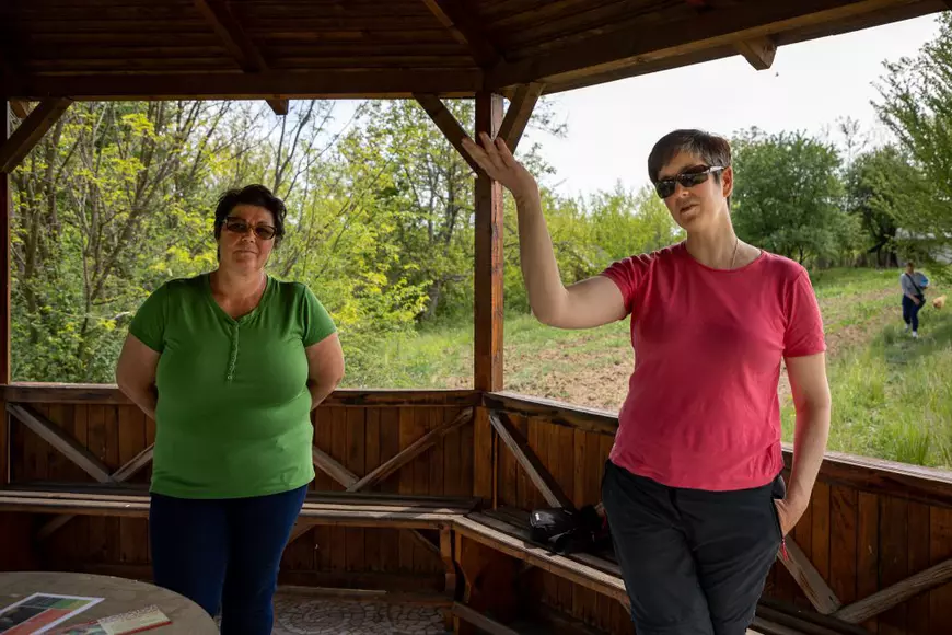 FOTO&VIDEO | O americancă trăiește visul românesc într-o comună din Buzău. Ajută copiii și dă cu sapa într-o grădină bio: “La început, nu ştiam că aşa arată morcovul, planta”