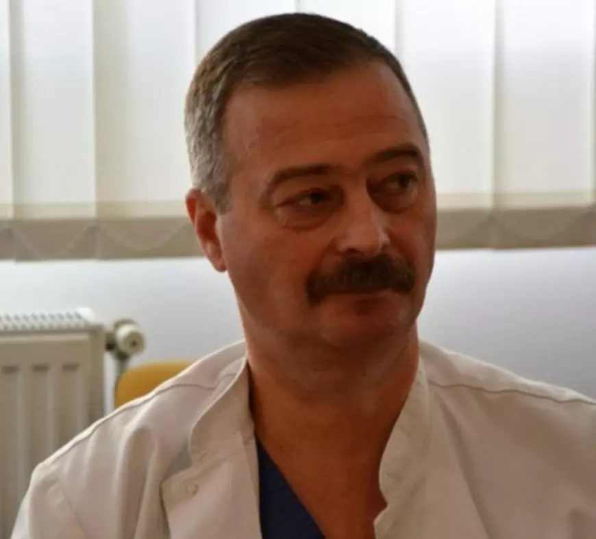 Nouă bătrâni infectați cu COVID-19 de la un cămin din Rădăuți au fost duși cu ambulanța până la spitalul din Suceava, ca să fie trimiși înapoi