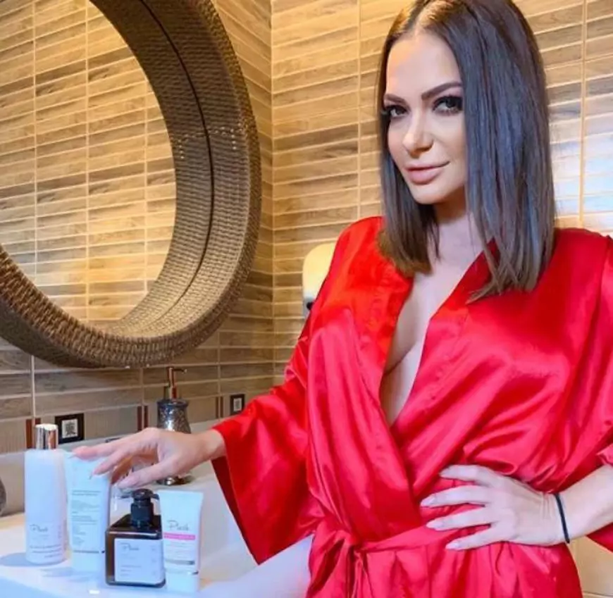 Deși zeci de tinere au acuzat că le-au distrus tenul, influenceri și vedete nu se dezic de produsele Plush Bio. Dorian Popa e cel mai vehement apărător, dar nu a folosit cremele cu probleme