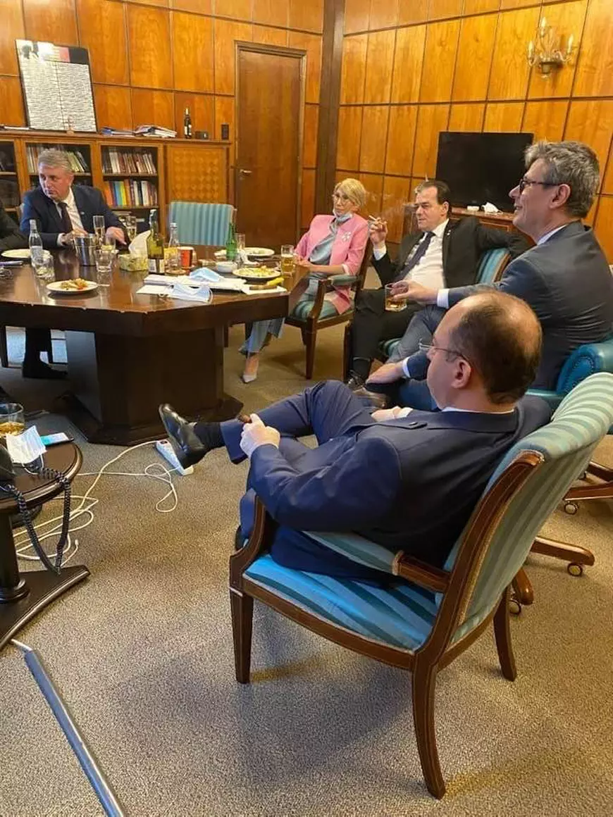 Aurelia Cristea, iniţiatoarea "Legii antifumat", despre poza din biroul lui Orban: "Ilustrează perfect comportamentul unei generaţii de politicieni de crâşmă"