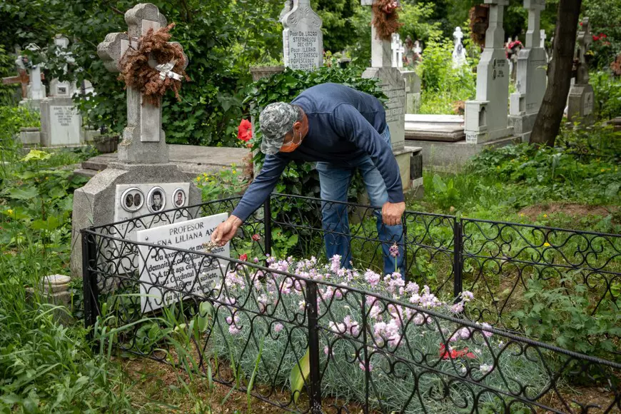 Răzvan dă cu tămâie peste mormântul soției sale
