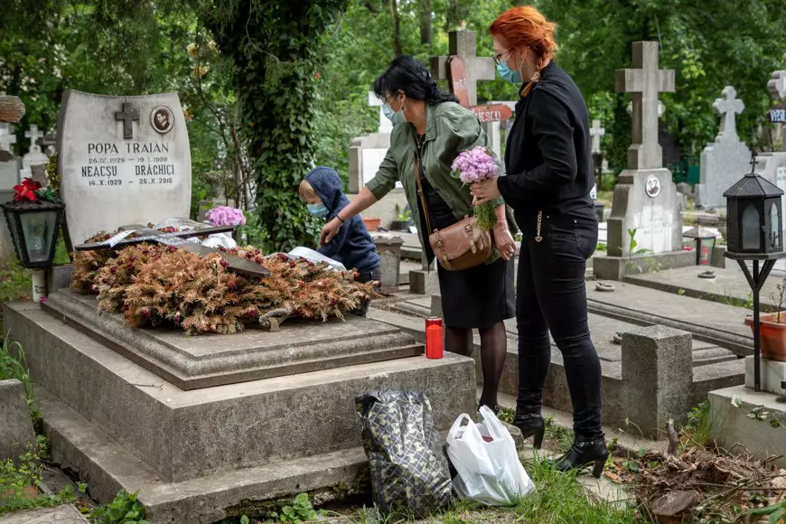 Pentru familia lui Remus Popa, aceasta este prima vizită la mormântul său, după înmormântarea restrânsă care a avut loc în pandemie