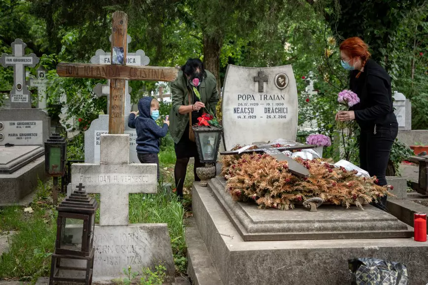 Fiica și soția lui Remus Popa îi pot aprinde pentru prima dată o lumânare, la mormânt, după o lună de când acesta a murit