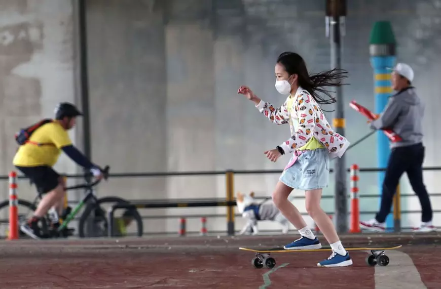 Noile focare de infecție din China și Coreea de Sud arată cât de riscantă este ridicarea restricțiilor