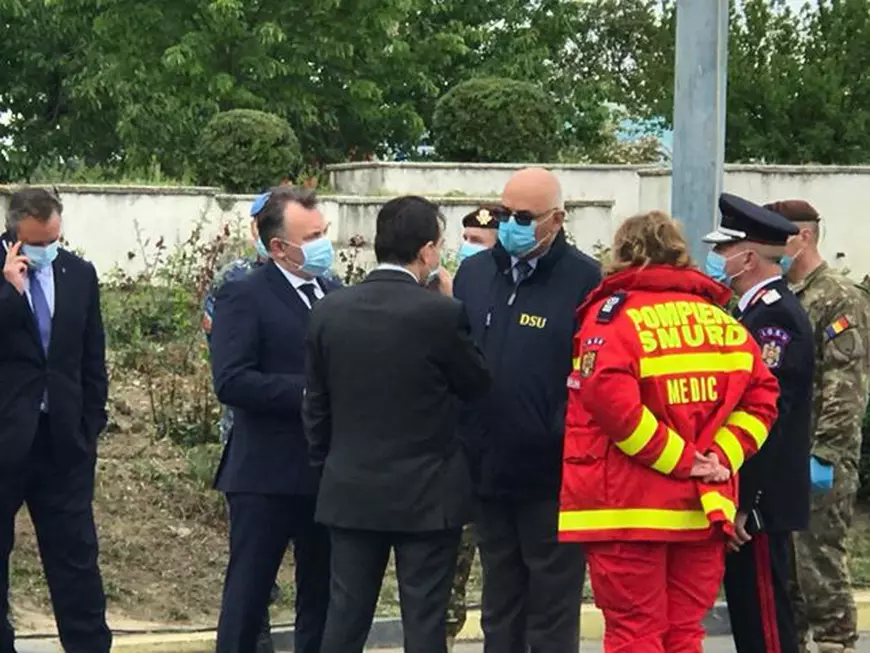 Orban, Tătaru și Arafat cer distanțare socială, dar ei înșiși nu o respectă. Surprinși la două degete unii de alții, nu la două brațe