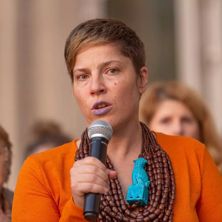 Concerte din balcon, proiecții pe clădiri şi galerii în scări de bloc. Cum se adaptează cultura la pandemie