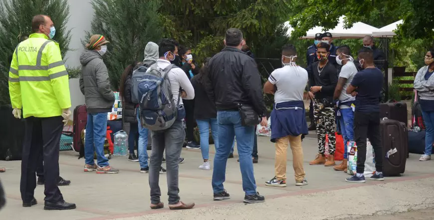 După ce i-a abandonat pe aeroportul Otopeni, Prefectura Botoșani minte când susține că urma să-i ducă de fapt pe muncitorii srilankezi la noile joburi din Colentina