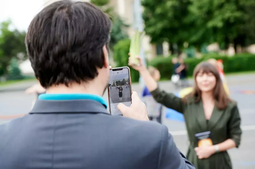 Liga Conspiraționiștilor lui COVID-19. Portret-robot al complotistului la orice vârstă, cu sau fără sparanghel și pantofi cu toc