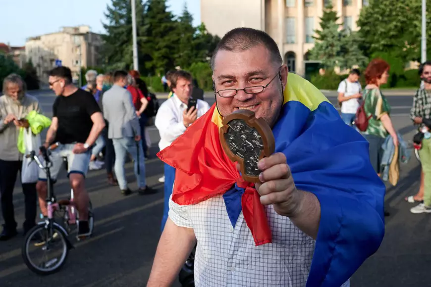 Liga Conspiraționiștilor lui COVID-19. Portret-robot al complotistului la orice vârstă, cu sau fără sparanghel și pantofi cu toc