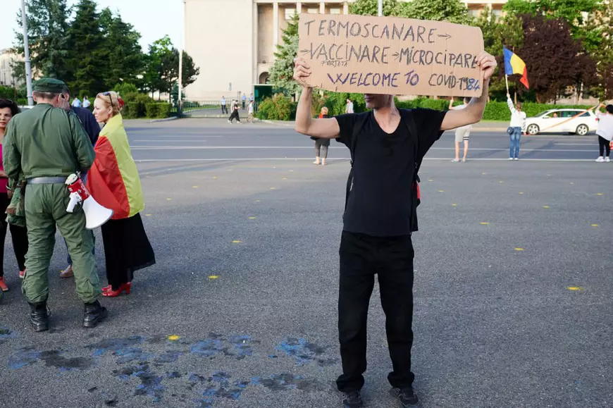 Liga Conspiraționiștilor lui COVID-19. Portret-robot al complotistului la orice vârstă, cu sau fără sparanghel și pantofi cu toc