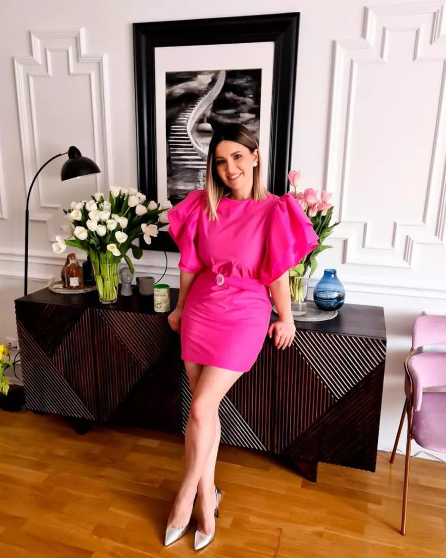 Efectele pandemiei: Ela Crăciun și alte vloggerițe își scot hainele și accesoriile la vânzare pe internet