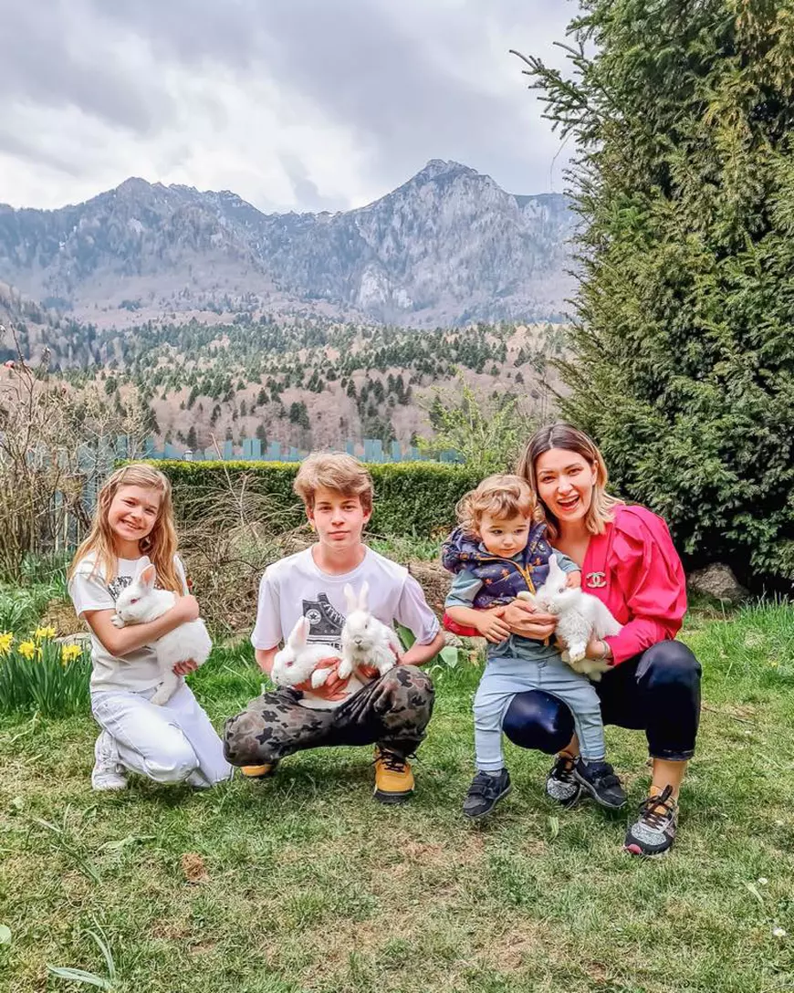 Cu doi copii de școală și unul de grădiniță, Ela Crăciun face față sistemului homeschooling. “Aveam nevoie de o reconectare de acest fel”