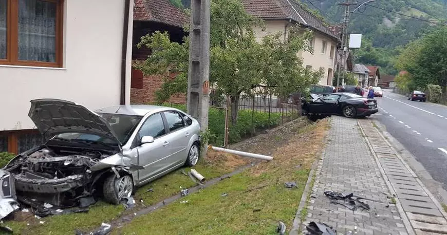 FOTO | Un bolid Ferrari s-a făcut praf într-un accident, în Alba