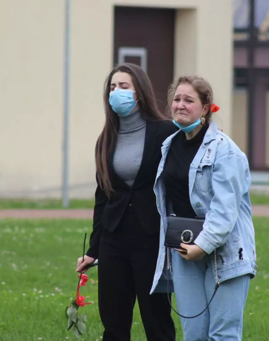 Elevi care plâng lângă curtea şcolii unde n-au voie să intre, scaune goale şi poze prinse cu cleşti de rufe pe o sfoară. Cum au arătat ceremoniile de absolvire a liceului