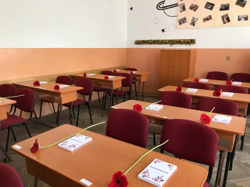 Elevi care plâng lângă curtea şcolii unde n-au voie să intre, scaune goale şi poze prinse cu cleşti de rufe pe o sfoară. Cum au arătat ceremoniile de absolvire a liceului