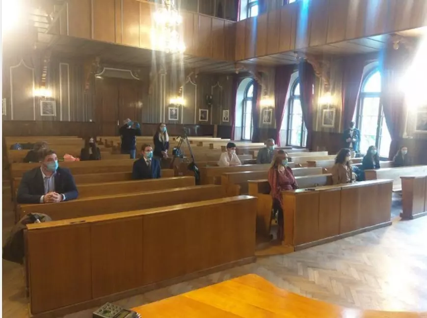 Elevi care plâng lângă curtea şcolii unde n-au voie să intre, scaune goale şi poze prinse cu cleşti de rufe pe o sfoară. Cum au arătat ceremoniile de absolvire a liceului
