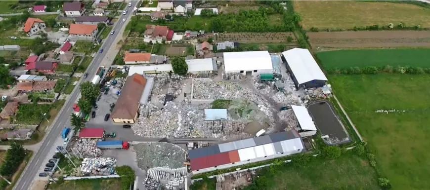 În inima localității Bălești, lângă Târgu Jiu, primăria a inventat o „zonă industrială” între case, ca să permită apariția unui depozit de deșeuri