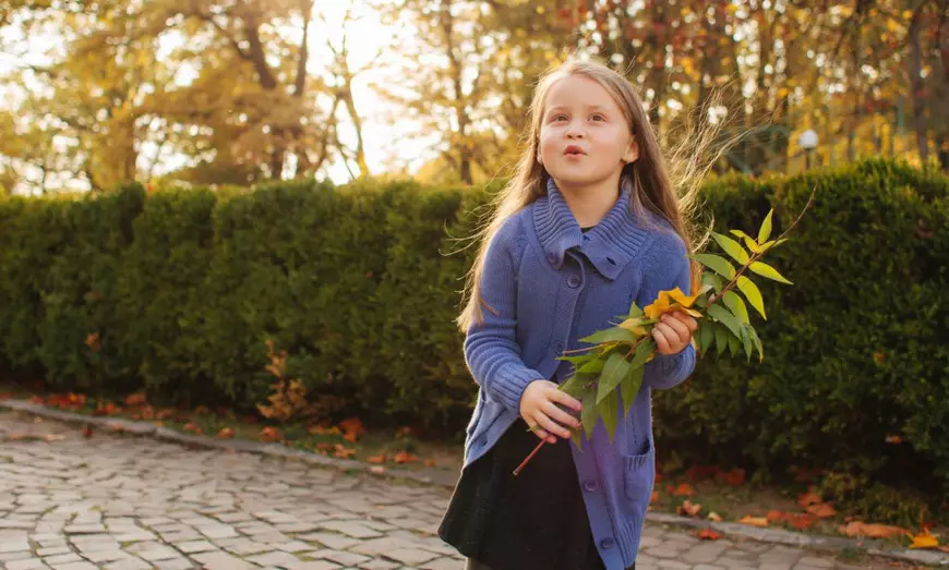 Rusalii 2021 - fetita cu frunze de nuc in mana