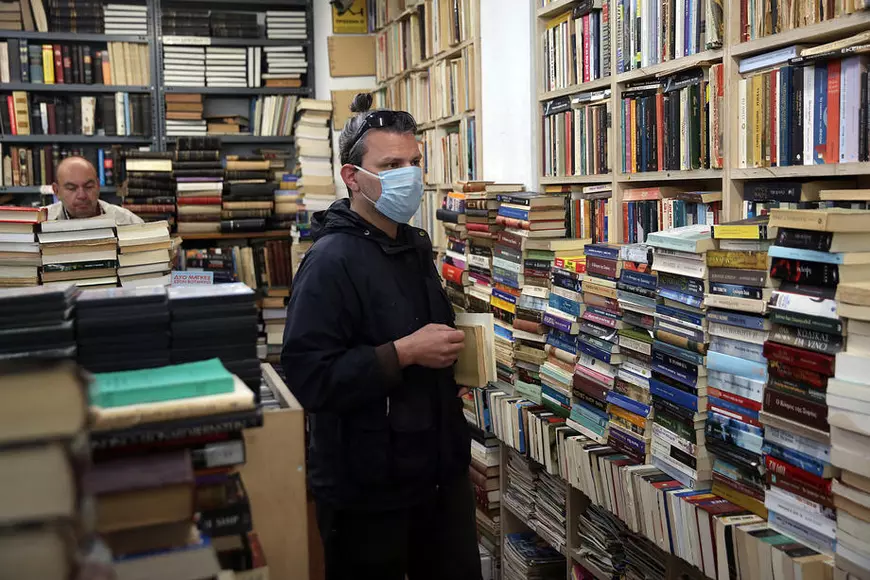 Grecia revine la viaţă. Oamenii au luat cu asalt frizeriile, iar lumea nu mai trebuie să completeze formulare justificative