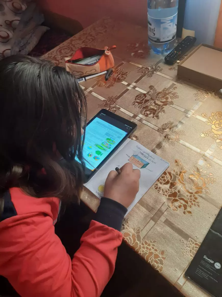 Cum s-au făcut cursuri online la școlile tehnologice. Un liceu din Suceava a cumpărat tablete pentru elevii fără posibilități din banii de navetă ai profesorilor