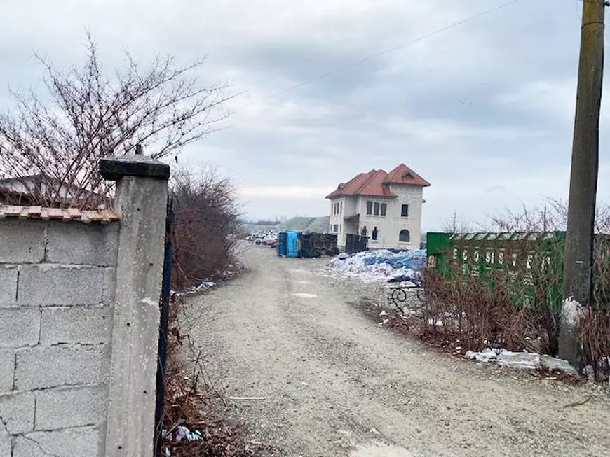 În inima localității Bălești, lângă Târgu Jiu, primăria a inventat o „zonă industrială” între case, ca să permită apariția unui depozit de deșeuri