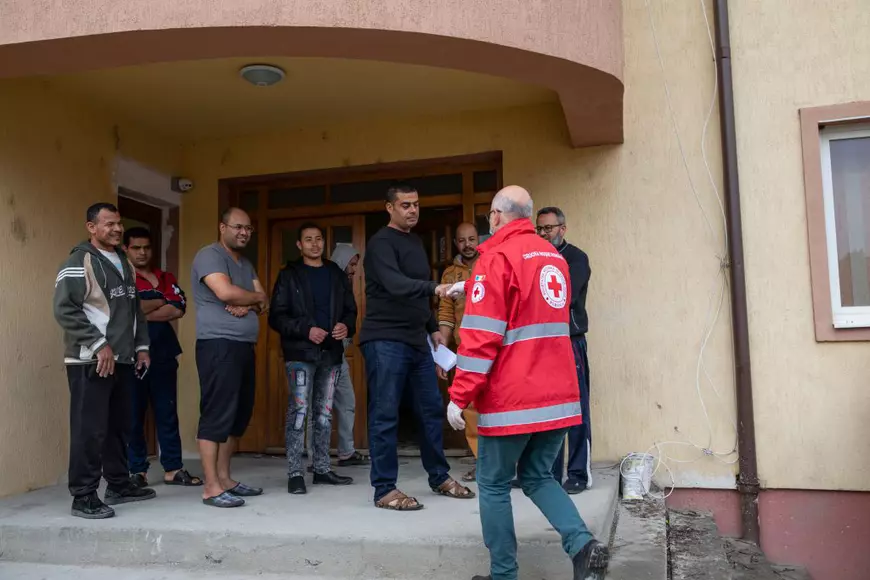 Ministerul muncii, reacție la cazul muncitorilor din Africa, în greva foamei la Sibiu: "Își vor primi banii până pe 6 iunie". Patronul-țepar îi vrea înapoi pe muncitori