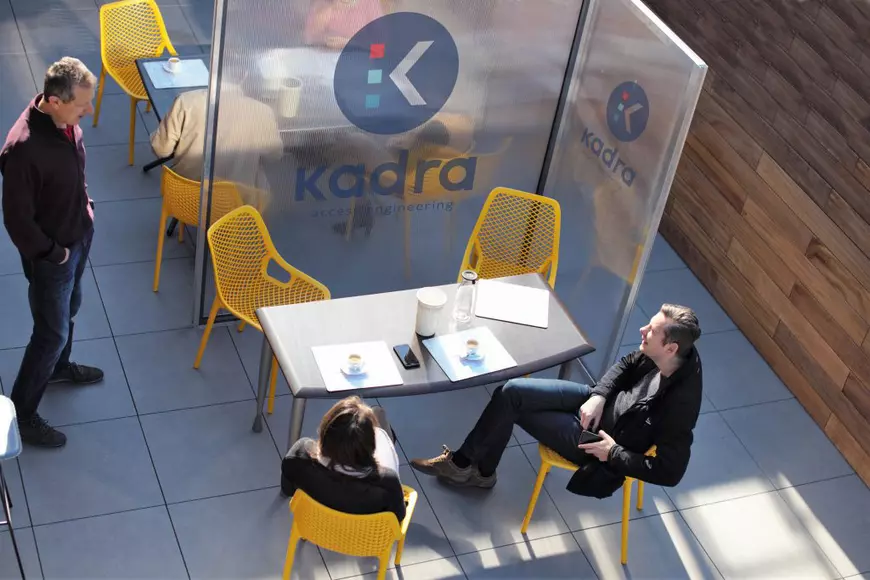 Împreună, dar separați cu panouri după starea de urgență. Cum arată ieșirea la terasă pe timp de pandemie