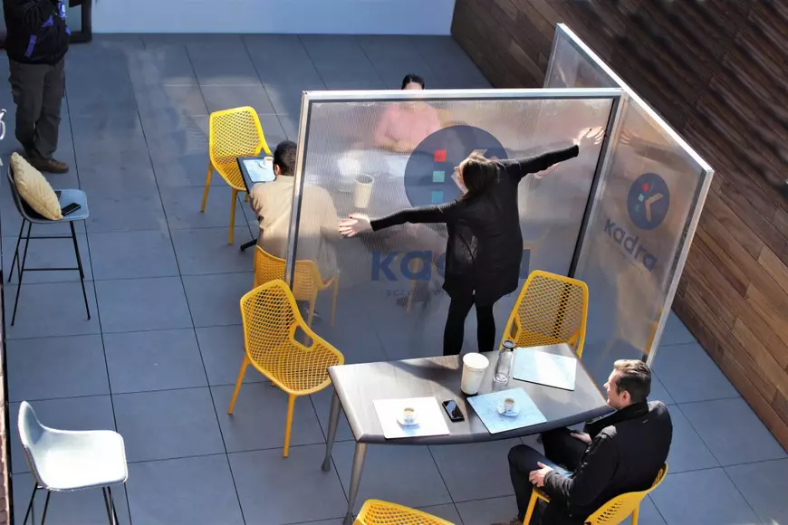 Împreună, dar separați cu panouri după starea de urgență. Cum arată ieșirea la terasă pe timp de pandemie